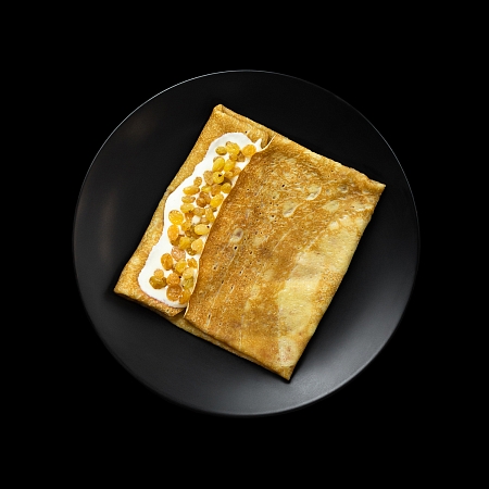 Блин с творогом и изюмом
